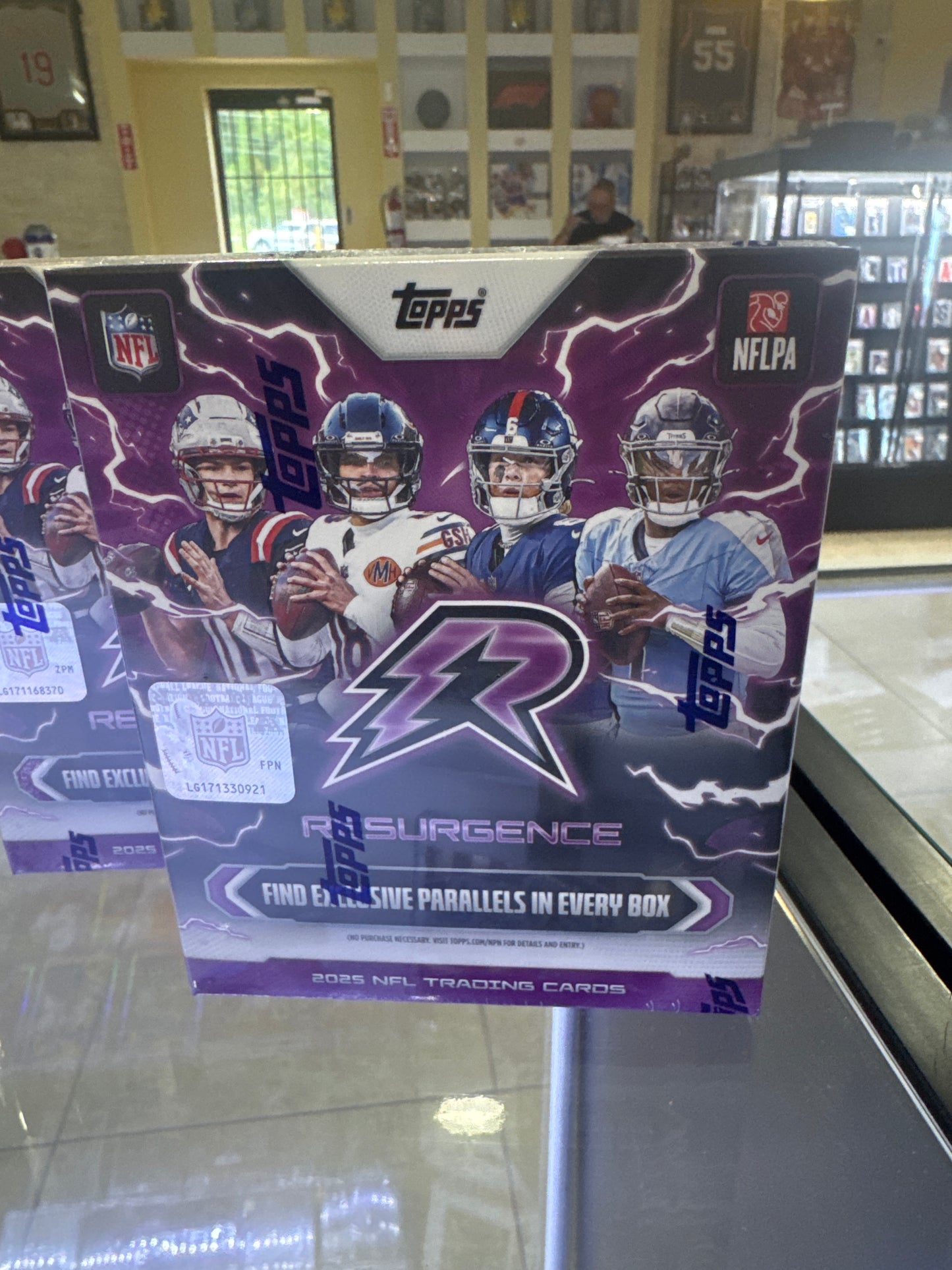 Topps NFL RESURGENCE 2025  MEGA box
